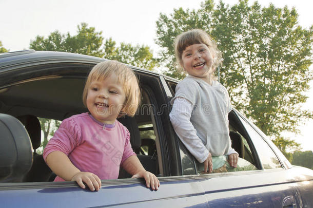 快乐的孩子们从车里往外看