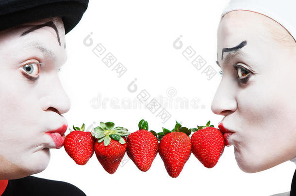 两个草莓放在白色ba上的哑剧