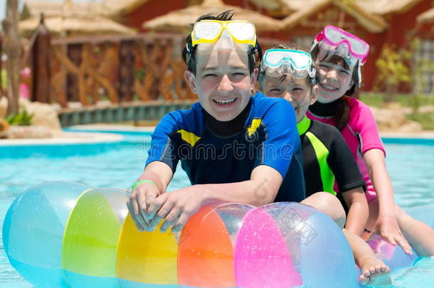 在游泳池里玩耍的孩子们