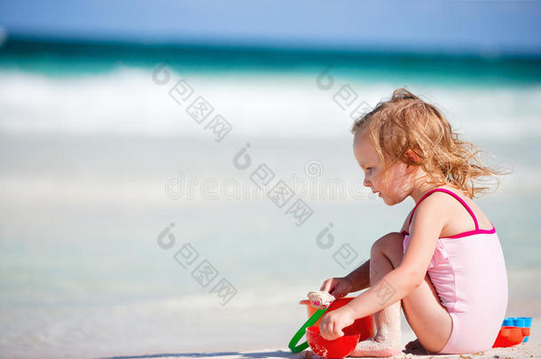 在海滩上玩耍<strong>的</strong>小女孩