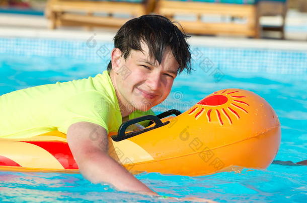快乐的男孩在游泳池里玩耍