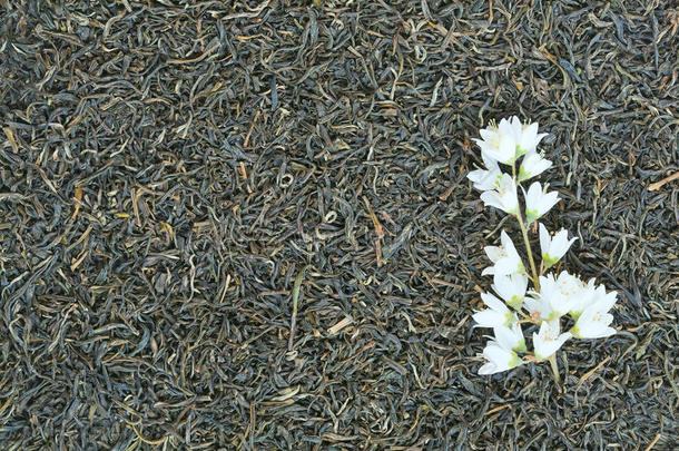 健康食品背景。有花的绿茶。