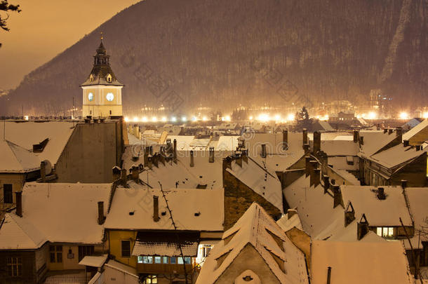 罗马尼亚一个冬夜的布拉索夫中心