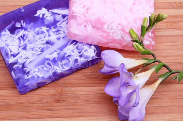 淡紫色和粉色香皂