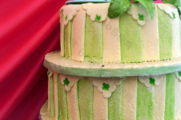 奶油绿条纹结婚蛋糕