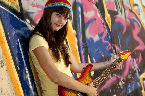 吉他和涂鸦墙的女孩