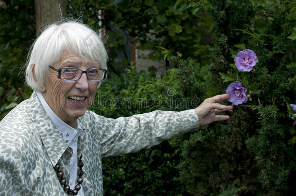 奶奶看花