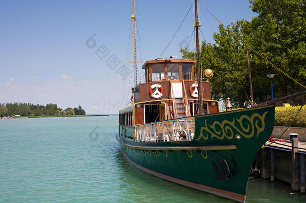 巴拉顿湖上的旧船。