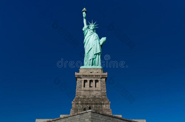 蓝天上的自由女神像