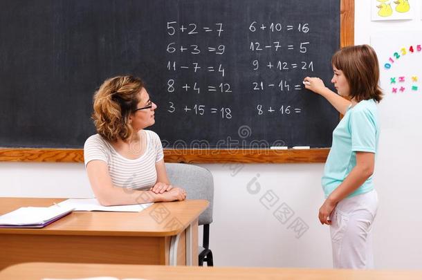 女学生在黑板上解数学方程式