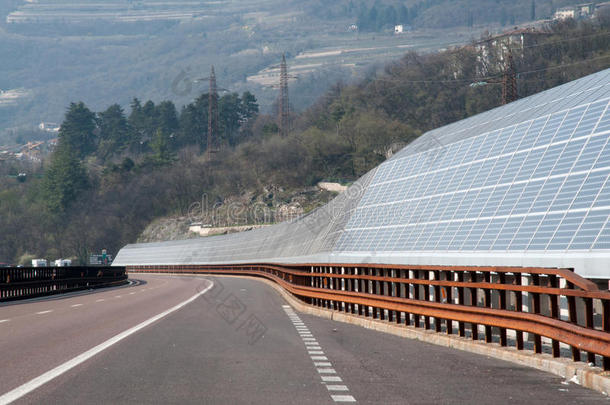 可再生能源：太阳能电池板