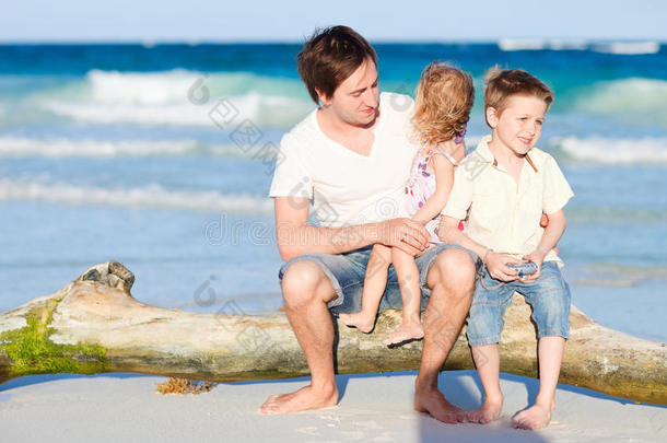 一家人在海边享受夜晚