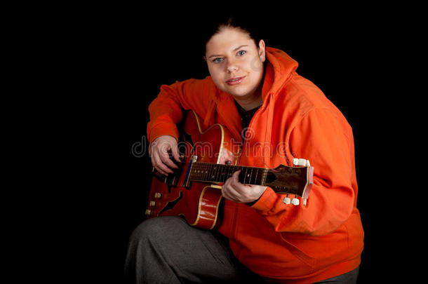 胖女人弹橙色电吉他