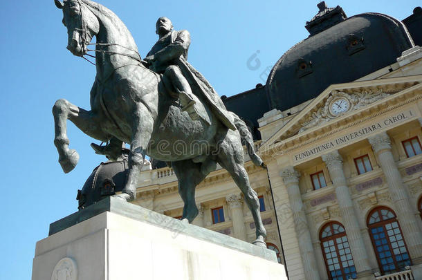 布加勒斯特景观-卡罗尔一号雕像和中央图书馆
