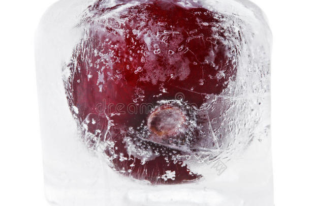 融化的冰块里的红甜樱桃