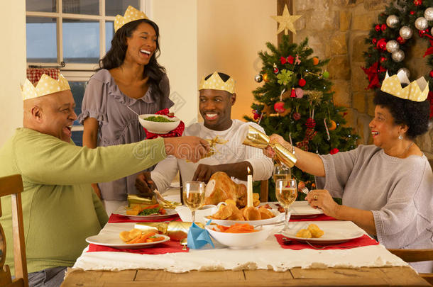 美国黑人成年家庭聚餐