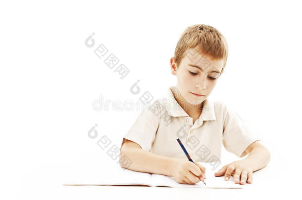 小学生坐在笔记本上写字