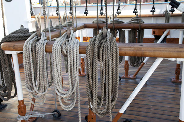帆船木制海上索具和绳索。