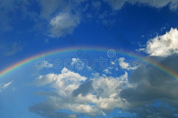 彩虹与天空和云彩全景图