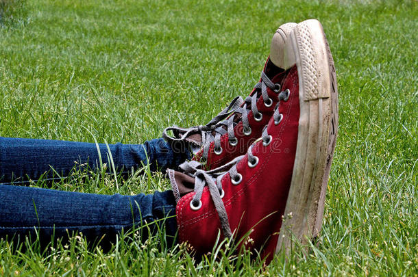 绿色草地上的平行红色高帮网球鞋