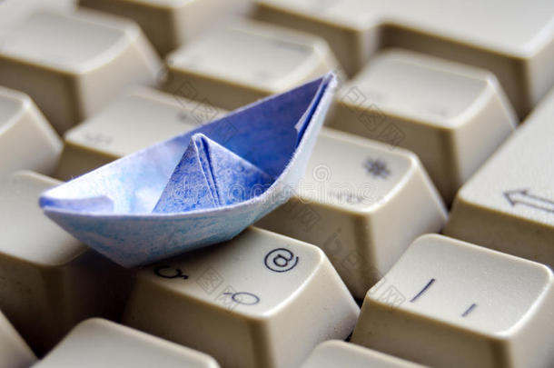 键盘上的<strong>蓝色折纸</strong>船