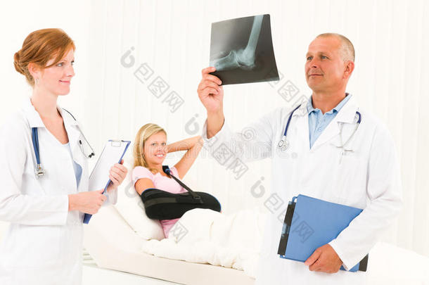 医生看x光病人手臂骨折