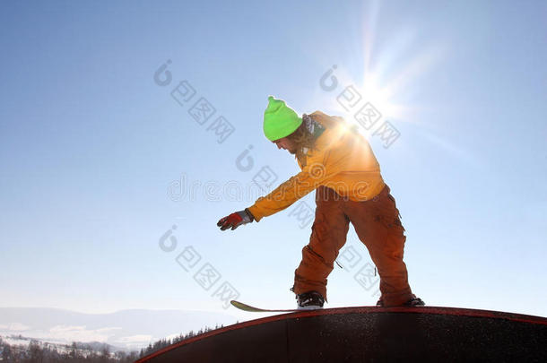 蓝天下凉爽的滑雪板