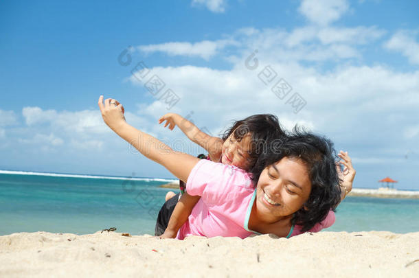 热带海滩上与母亲的民族<strong>儿童娱乐</strong>