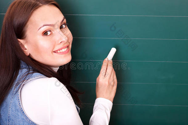学生在黑板上写字。