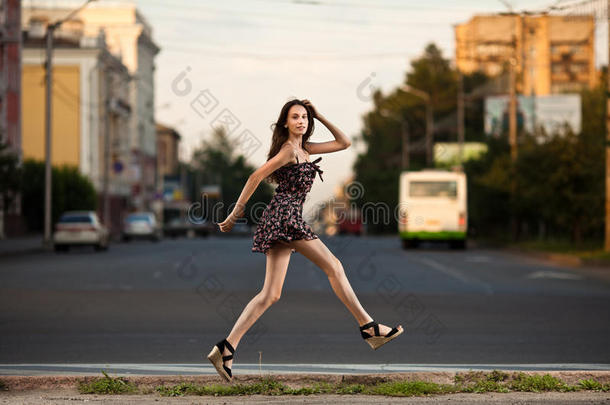 <strong>城市</strong>里的年轻女子在街上跳