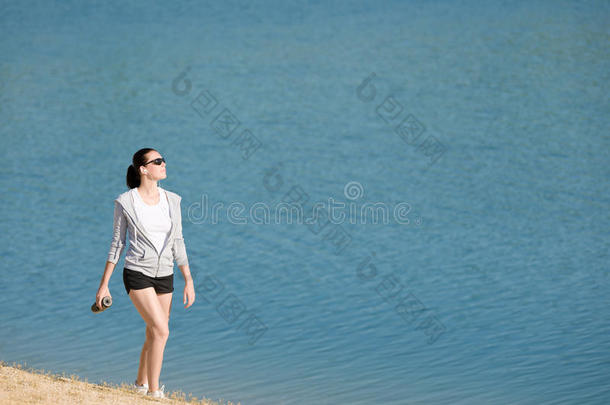 夏日运动健身女装沙滩漫步