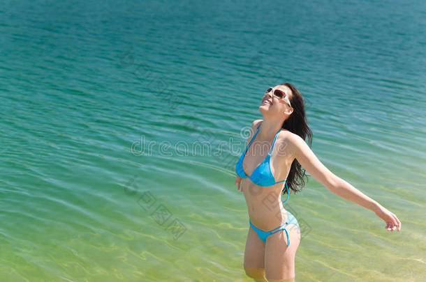 穿着比基尼的<strong>夏日</strong>海滩女郎在水中<strong>游泳</strong>