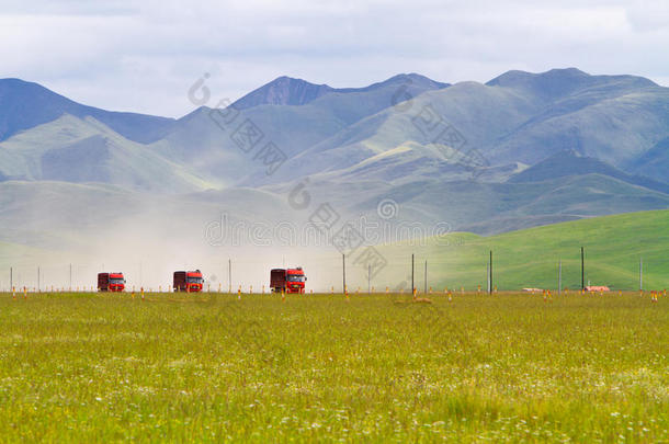 <strong>穿越草原</strong>的卡车