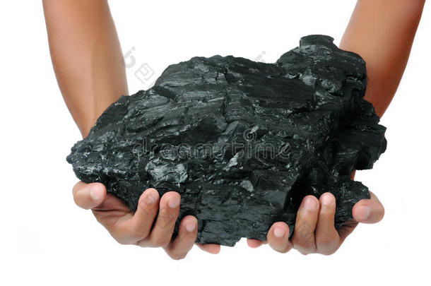一大块煤用两只手拿着