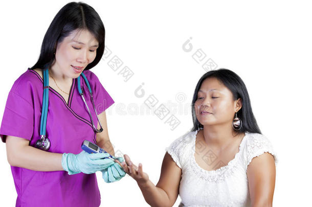 亚洲护士检查血糖