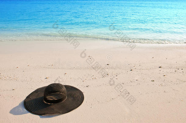 太阳的帽子躺在沙滩上。