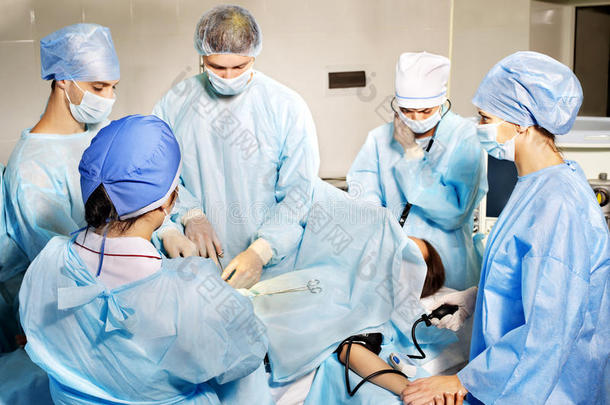 一群外科医生在看<strong>病人</strong>。