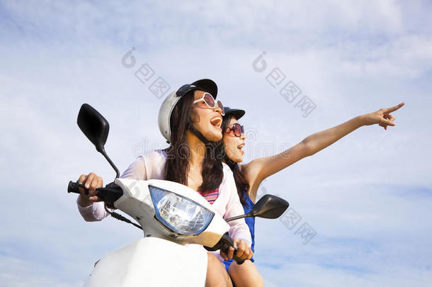 骑踏板车的女孩享受暑假