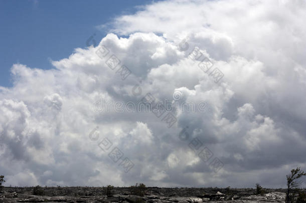熔岩场上空的大片云层