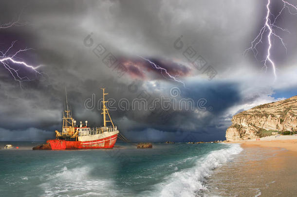 大风暴中的渔船