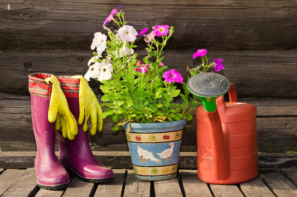 花盆、水壶、橡胶靴