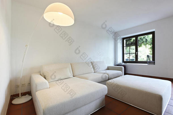 赤陶地板和白色沙发