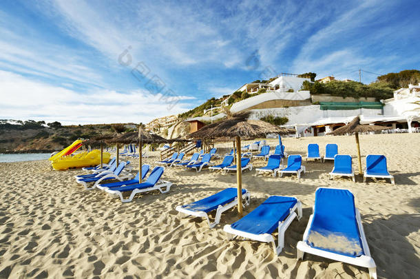 伊比沙岛海滩上的躺椅和遮阳伞