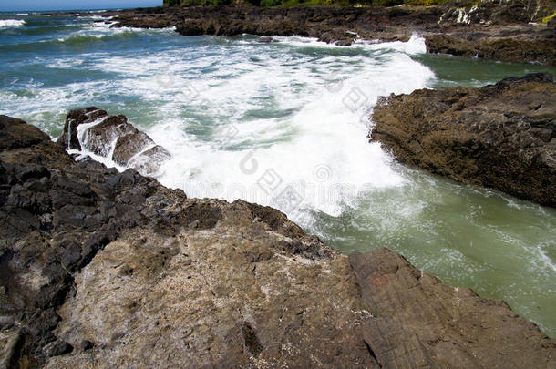 浪花拍打岩石海岸