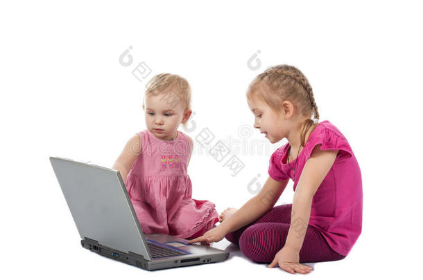 孩子们在笔记本电脑上玩电脑游戏