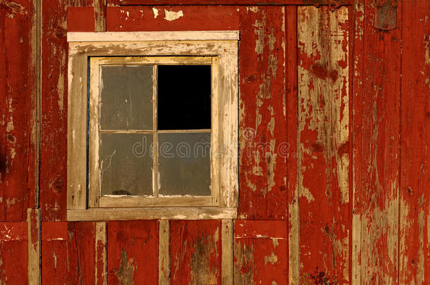 红墙上的旧谷仓窗户