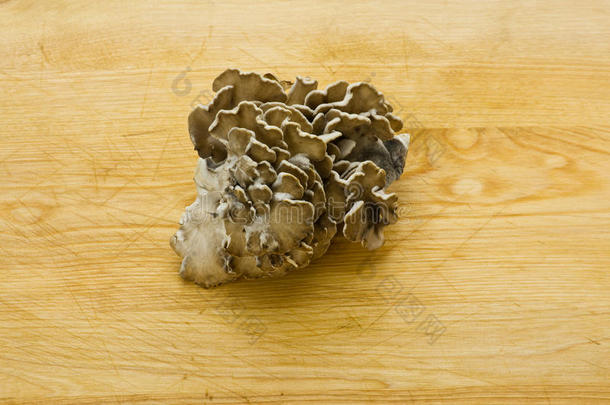 木桌上的冬菇