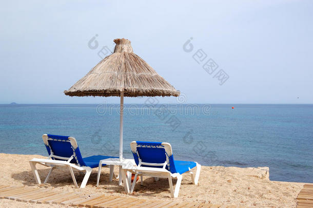 热门酒店的沙滩和日光浴床