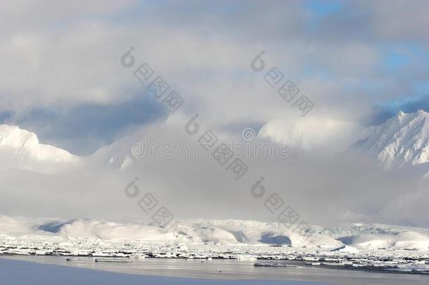 北极冬季景观-海洋、冰川、山脉