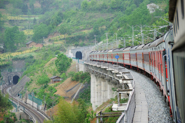 中国电动客车穿越隧道
